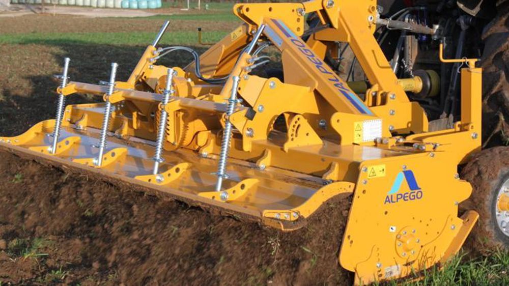 La fraise rotative FG Bio proposée par Alpego se distingue de la version classique par ses roues avant jumelées réglables par manivelle. © Alpego